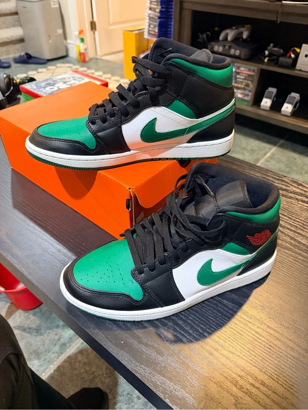 10.5 Men’s Nike Jordans Green Black White High-Top Sneakers with Red Logo